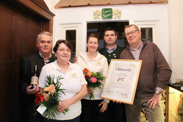 Bereits in der vierten Generation von der Familie Frey in Maria Taferl das geführt und bezieht das Bier von der Brauerei Wieselburg. Noch in der K.u.K. Monarchie, genau vor 110 Jahren, am 15.Dez. 1906, legter der Urgoßvater Lambert Frey des heutige Besitezrs den Grundstein für die Gastwirte Dynastie Frey in Maria Taferl. Dazu gratuilierte der Gebietsleiter Erich Haller von der Brau Union. Franz (v.l.), Ingrid Margit und Andreas Frey, Erich Haller.